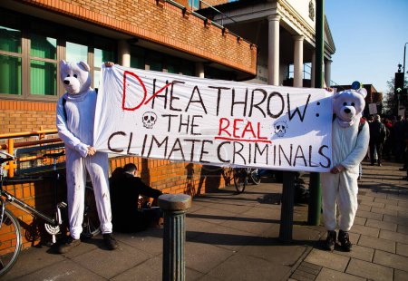 Téléchargez les photos : ROYAUME-UNI, Londres : Des membres du groupe "Plane Stupid" s'adressent aux manifestants alors que ceux-ci se réunissent à la cour des magistrats de Willesden le 24 février 2016 à Londres - en image libre de droit