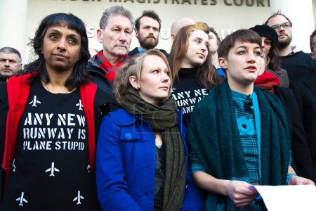 Foto de REINO UNIDO, Londres: Miembros del grupo 'Plano Estúpido' se dirigen a los manifestantes mientras los manifestantes se reúnen en la Corte de Magistrados de Willesden el 24 de febrero de 2016 en Londres - Imagen libre de derechos