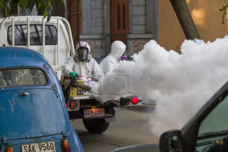 Téléchargez les photos : URUGUAY, Montevideo : Les travailleurs de la municipalité de Montevideo fumigent contre le moustique Aedes aegypti, le 24 février 2016 - en image libre de droit