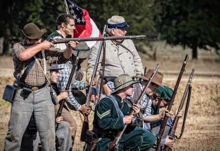 Téléchargez les photos : Confédérés en combat avec pistolets sur fond - en image libre de droit