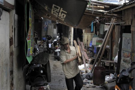 Téléchargez les photos : INDONÉSIE, Jakarta : Les habitants du quartier rouge de Kalijodo, dans le sous-district de Penjaringan à la frontière du nord et de l'ouest de Jakarta, sont vus le 26 février 2016 - en image libre de droit