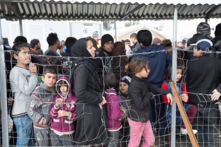 Téléchargez les photos : GRÈCE, Idomeni : Les réfugiés font la queue au camp de migrants d'Idomeni, à la frontière gréco-macédonienne, dans le nord de la Grèce, le 26 février 2016 - en image libre de droit