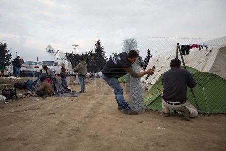 Foto de GRECIA, Idomeni: Colas de refugiados en el campamento migratorio de Idomeni, en la frontera entre Grecia y Macedonia, norte de Grecia, el 26 de febrero de 2016 - Imagen libre de derechos