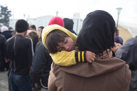 Téléchargez les photos : GRÈCE, Idomeni : Les réfugiés font la queue au camp de migrants d'Idomeni, à la frontière gréco-macédonienne, dans le nord de la Grèce, le 26 février 2016 - en image libre de droit