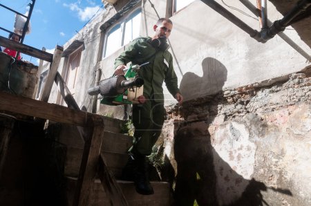 Téléchargez les photos : CUBA, La Havane : Les réservistes des Forces armées révolutionnaires cubaines fumigent contre le moustique Aedes aegypti pour empêcher la propagation des virus Zika, Chikungunya et Dengue, à La Havane, le 26 février 2016. - en image libre de droit