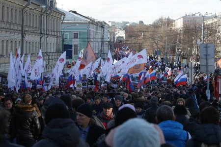 Téléchargez les photos : RUSSIE, Moscou : L'anniversaire de la mort du politicien d'opposition russe Boris Nemtsov est honoré par des manifestants qui ont défilé dans le centre de Moscou le 27 février 2016. - en image libre de droit