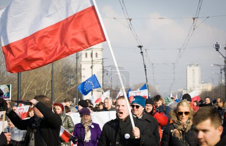 Téléchargez les photos : POLOGNE, Varsovie : Dix milliers de personnes participent à une manifestation organisée à Varsovie par le KOD, le Comité polonais pour la défense de la démocratie, sous le slogan "Nous, le peuple", le 27 février 2016. - en image libre de droit