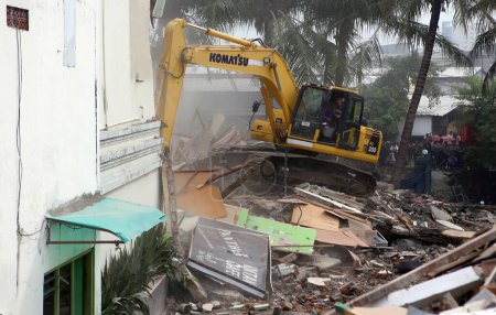 Téléchargez les photos : INDONÉSIE, Jakarta : Un travailleur démolit des maisons du quartier rouge de Kalijodo, dans le sous-district de Penjaringan, à la frontière du Nord et de l'Ouest de Jakarta, le 29 février 2016. - en image libre de droit