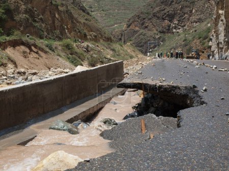 Téléchargez les photos : PÉROU, San Miguel de Viso : Cette photo prise le 28 février 2016 à San Miguel de Viso, à 80 kilomètres à l'est de Lima, montre un tronçon d'une route détruit après un glissement de terrain. - en image libre de droit