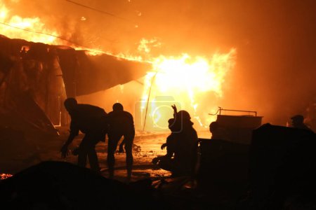 Téléchargez les photos : KENYA, Nairobi : Un incendie détruit des magasins d'affaires le 28 février 2016, dans la région olympique de Kibera, à Nairobi. - en image libre de droit
