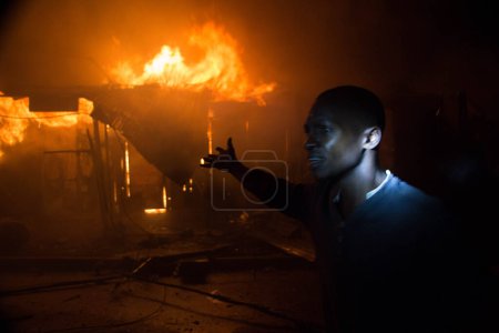 Foto de KENYA, Nairobi: Se ve un incendio destruyendo tiendas de negocios el 28 de febrero de 2016, en el área olímpica de Kibera, en Nairobi. - Imagen libre de derechos