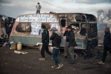 Foto de FRANCIA, Calais: Camping improvisado mientras las autoridades desmantelan el campamento de migrantes 'Jungle' en Calais, Francia, el 29 de febrero de 2016. Su cartel dice: Busco la libertad en Europa, pero no la encuentro.. - Imagen libre de derechos
