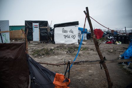 Téléchargez les photos : FRANCE, Calais - 1er mars 2016 : Le camp des migrants et réfugiés de la jungle dans la ville portuaire française du nord de Calais lors du démantèlement de la moitié du camp. Les travailleurs devaient commencer une deuxième journée de destruction dans la partie sud du camp - en image libre de droit
