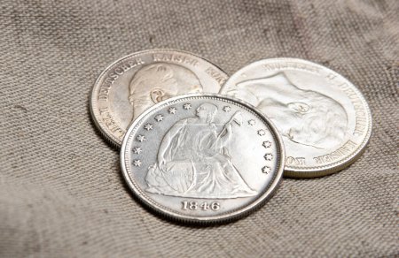 Foto de Monedas de plata en saco de cerca - Imagen libre de derechos