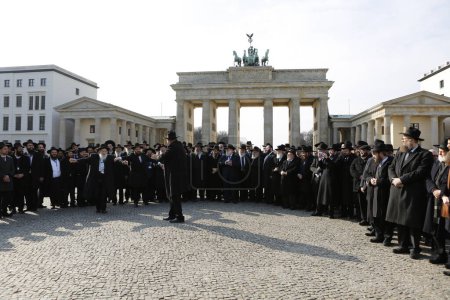 Foto de ALEMANIA, Berlín: Algunos de los 150 rabinos que asisten a la Conferencia Rabínica de la Conferencia de rabinos del Centro Rabínico de Europa (RCE) en Berlín posan durante una fotoconvocatoria en la Puerta de Brandeburgo el 1 de marzo de 2016. - Imagen libre de derechos