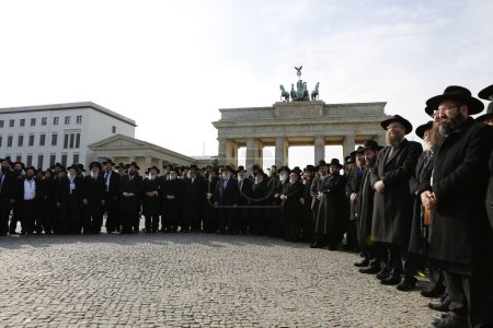 Foto de ALEMANIA, Berlín: Algunos de los 150 rabinos que asisten a la Conferencia Rabínica de la Conferencia de rabinos del Centro Rabínico de Europa (RCE) en Berlín posan durante una fotoconvocatoria en la Puerta de Brandeburgo el 1 de marzo de 2016. - Imagen libre de derechos