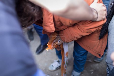 Téléchargez les photos : GRÈCE, Idomeni : Une femme désespérée pleure alors qu'elle tente de s'immoler le 1er mars 2016 à Idomeni pour protester contre la décision de la Macédoine de fermer sa frontière. - en image libre de droit