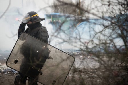 Téléchargez les photos : FRANCE, Calais : Des migrants passent devant une cabane incendiée, dans la partie sud du camp de migrants de la jungle, alors que la moitié du camp est démantelée, dans la ville portuaire française du nord de Calais, le 1er mars 2016 - en image libre de droit