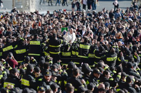 Foto de VATICANO: El Papa Francisco se encuentra entre la multitud después de su audiencia semanal en la Plaza de San Pedro en el Vaticano el 4 de noviembre de 2015 en la Ciudad del Vaticano, Vaticano. - Imagen libre de derechos
