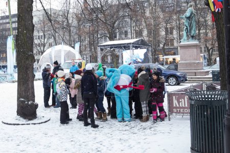 Téléchargez les photos : New year in the city- kids standing at surer at winter - en image libre de droit