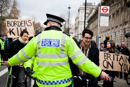 Foto de INGLATERRA, Londres: Manifestantes marchan con pancartas durante una manifestación en Londres el 5 de marzo de 2016 contra el cierre de fronteras y la violencia hacia los refugiados en el campamento de Calais - Imagen libre de derechos