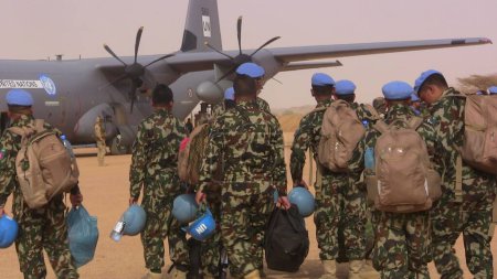 Téléchargez les photos : MALI, Kidal : Des soldats de la force de maintien de la paix de l'ONU avant d'embarquer dans une cargaison de l'ONU à l'aéroport de Kidal le 4 mars 2016 - en image libre de droit
