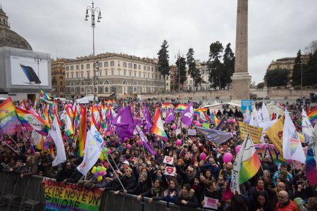 Foto de Orgullo Gay en Roma, Italia. Multitud de manifestantes en la plaza - Imagen libre de derechos