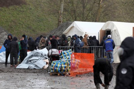 Foto de Francia, Grande-Synthe - 7 de marzo de 2016: Refugiados fotografiados durante el desmantelamiento del campamento de migrantes en Grande Synthe, cerca de Dunkerque, norte de Francia, - Imagen libre de derechos