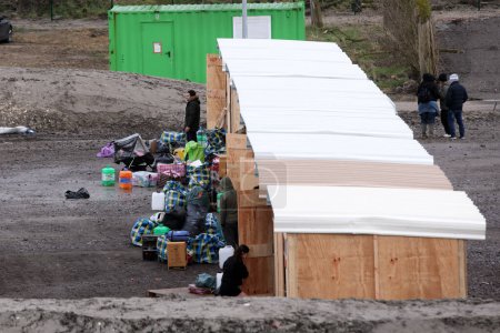 Foto de Francia, Grande-Synthe - 7 de marzo de 2016: Refugiados fotografiados durante el desmantelamiento del campamento de migrantes en Grande Synthe, cerca de Dunkerque, norte de Francia, - Imagen libre de derechos