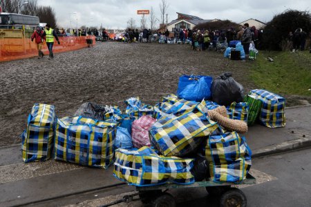 Téléchargez les photos : France, Grande-Synthe - 7 mars 2016 : Réfugiés photographiés lors du démantèlement du camp de migrants à Grande Synthe, près de Dunkerque, Nord de la France, - en image libre de droit