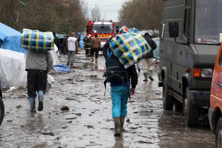Téléchargez les photos : France, Grande-Synthe - 7 mars 2016 : Réfugiés photographiés lors du démantèlement du camp de migrants à Grande Synthe, près de Dunkerque, Nord de la France, - en image libre de droit