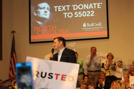 Téléchargez les photos : ÉTATS-UNIS, Kannapolis : Ted Cruz, sénateur du Texas et espoir présidentiel républicain, prend la parole lors d'un rassemblement de campagne à Kannapolis, en Caroline du Nord, le 8 mars 2016 - en image libre de droit
