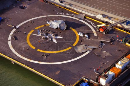 Téléchargez les photos : USA, Port Canaveral : Des morceaux de l'épave de SpaceX Falcon 9 sont vus sur le drone Bien sûr que je t'aime toujours amarré à Port Canaveral le 8 mars 2016 - en image libre de droit