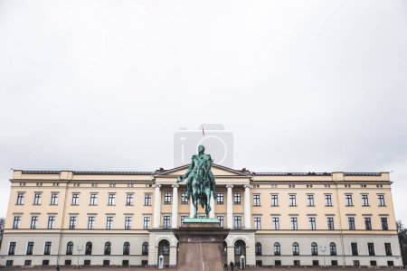 Téléchargez les photos : Bâtiment à Oslo, lieu de voyage en arrière-plan - en image libre de droit