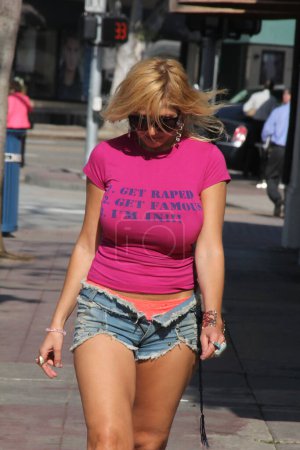 Foto de Westwood, Estados Unidos - 9 de marzo de 2016: Nadeea Volianova la estrella pop rusa es vista con una extraña camiseta que dice "1. Que te violen, 2. Hazte famoso, 3. Estoy dentro!! " posiblemente en respuesta a los recientes problemas de Ke - Imagen libre de derechos