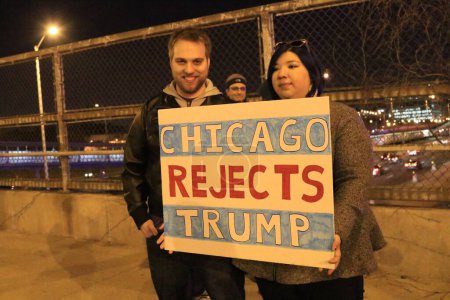 Foto de ILLINOIS, Chicago: Manifestantes se burlan de los partidarios del candidato presidencial republicano Donald Trump al salir de un mitin en la Universidad de Illinois en Chicago que fue pospuesto el 11 de marzo de 2016 - Imagen libre de derechos