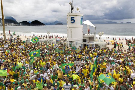 Foto de BRASIL, Río de Janeiro: Miles ondean banderas brasileñas durante una protesta contra la presidenta brasileña Dilma Rousseff el 13 de marzo de 2016 en Copacabana, Río de Janeiro - Imagen libre de derechos