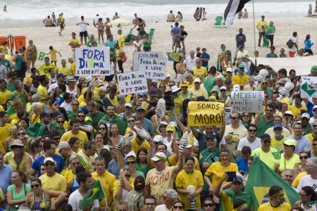 Téléchargez les photos : BRÉSIL, Rio de Janeiro : Des milliers de personnes agitent des drapeaux brésiliens lors d'une manifestation contre la présidente brésilienne Dilma Rousseff le 13 mars 2016 à Copacabana, Rio de Janeiro - en image libre de droit