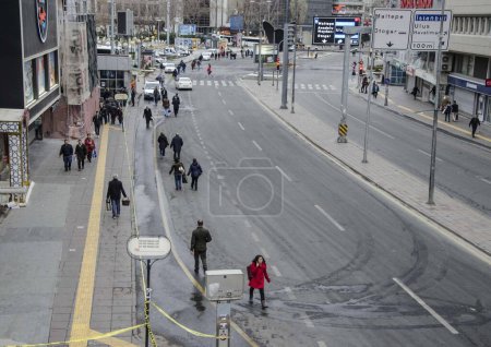 Téléchargez les photos : TURQUIE, Ankara : Une femme quitte les œillets lors d'un mémorial improvisé en l'honneur des victimes de l'attentat suicide de dimanche à Ankara, le 15 mars 2016 à Ankara - en image libre de droit