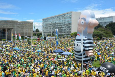 Téléchargez les photos : BRÉSIL, Sao Paulo : Les manifestants anti-gouvernementaux bloquent Avenida Paulista lors d'une manifestation appelant à la destitution du président Dilma Rousseff le 13 mars 2016 à Sao Paulo, Brésil. - en image libre de droit