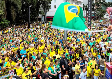 Foto de BRASIL, Sao Paulo: Manifestantes antigubernamentales atascan Avenida Paulista durante una manifestación pidiendo la destitución de la presidenta Dilma Rousseff el 13 de marzo de 2016 en Sao Paulo, Brasil. - Imagen libre de derechos