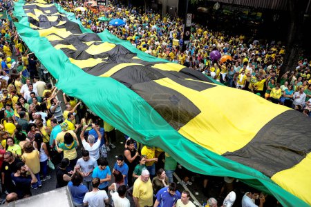 Téléchargez les photos : BRÉSIL, Sao Paulo : Les manifestants anti-gouvernementaux bloquent Avenida Paulista lors d'une manifestation appelant à la destitution du président Dilma Rousseff le 13 mars 2016 à Sao Paulo, Brésil. - en image libre de droit