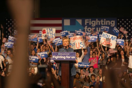 Téléchargez les photos : ÉTATS-UNIS, West Palm Beach : La candidate démocrate à la présidence, l'ancienne secrétaire d'État Hillary Clinton, prend la parole lors de son rassemblement principal du 15 mars 2016 - en image libre de droit