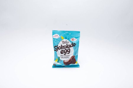 Téléchargez les photos : Bonbons au chocolat sur fond blanc - en image libre de droit