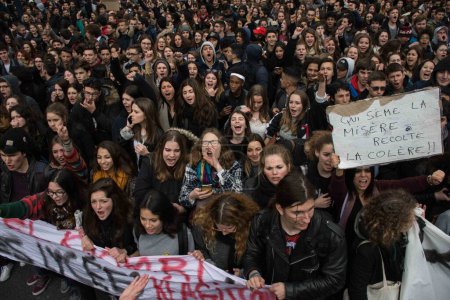 Foto de FRANCIA, París: Miles de estudiantes de secundaria se manifiestan durante una marcha de protesta contra las reformas laborales del gobierno el 17 de marzo de 2016 en Toulouse. - Imagen libre de derechos