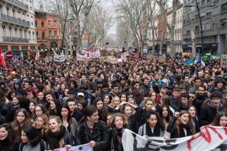 Téléchargez les photos : FRANCE, Paris : Des milliers d "élèves du secondaire manifestent lors d'une marche de protestation contre les réformes du travail du gouvernement le 17 mars 2016 à Toulouse. - en image libre de droit