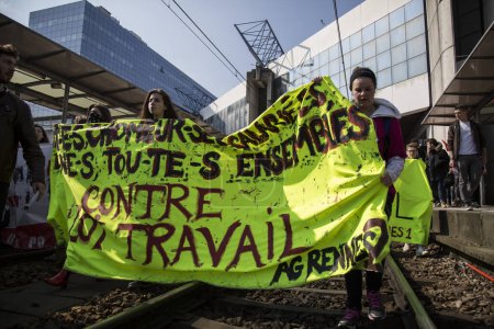 Foto de FRANCIA, París: Miles de estudiantes de secundaria se manifiestan durante una marcha de protesta contra las reformas laborales del gobierno el 17 de marzo de 2016 en Toulouse. - Imagen libre de derechos