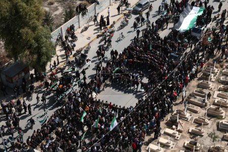Téléchargez les photos : SYRIE, Saqba : Des manifestants tiennent des drapeaux syriens pré-Baas, adoptés lors du soulèvement de 2011, et des pancartes lors d'une manifestation anti-régime dans la ville rebelle de Saqba, à la périphérie de la capitale syrienne Damas, le 18 mars 2016. - en image libre de droit
