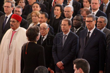 Téléchargez les photos : TUNISIA, Tunis : Tunisian Prime Minister Habib Essid (R) attends a memorial ceremony at the Bardo museum in Tunis on March 18, 2016, marking the first anniversary of a jihadist attack on the museum. - en image libre de droit