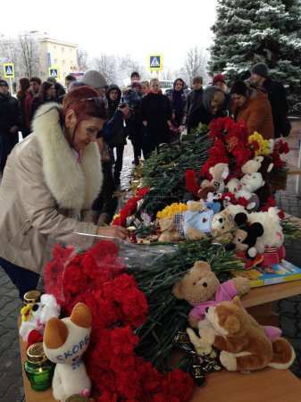 Téléchargez les photos : RUSSIA, Rostov-on-Don : People lay flowers at the airport entrance in Rostov-on-Don on March 19, 2016. - en image libre de droit